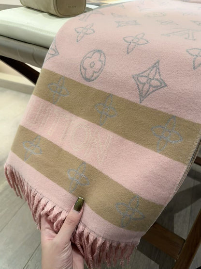 Fashionable Four-Leaf Clover Letter Scarf