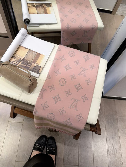 Fashionable Four-Leaf Clover Letter Scarf