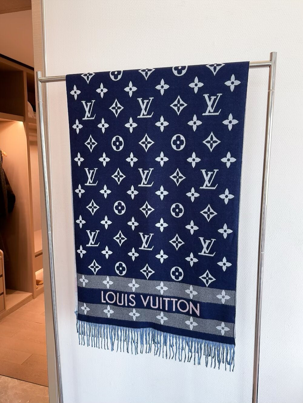 Fashionable Four-Leaf Clover Letter Scarf