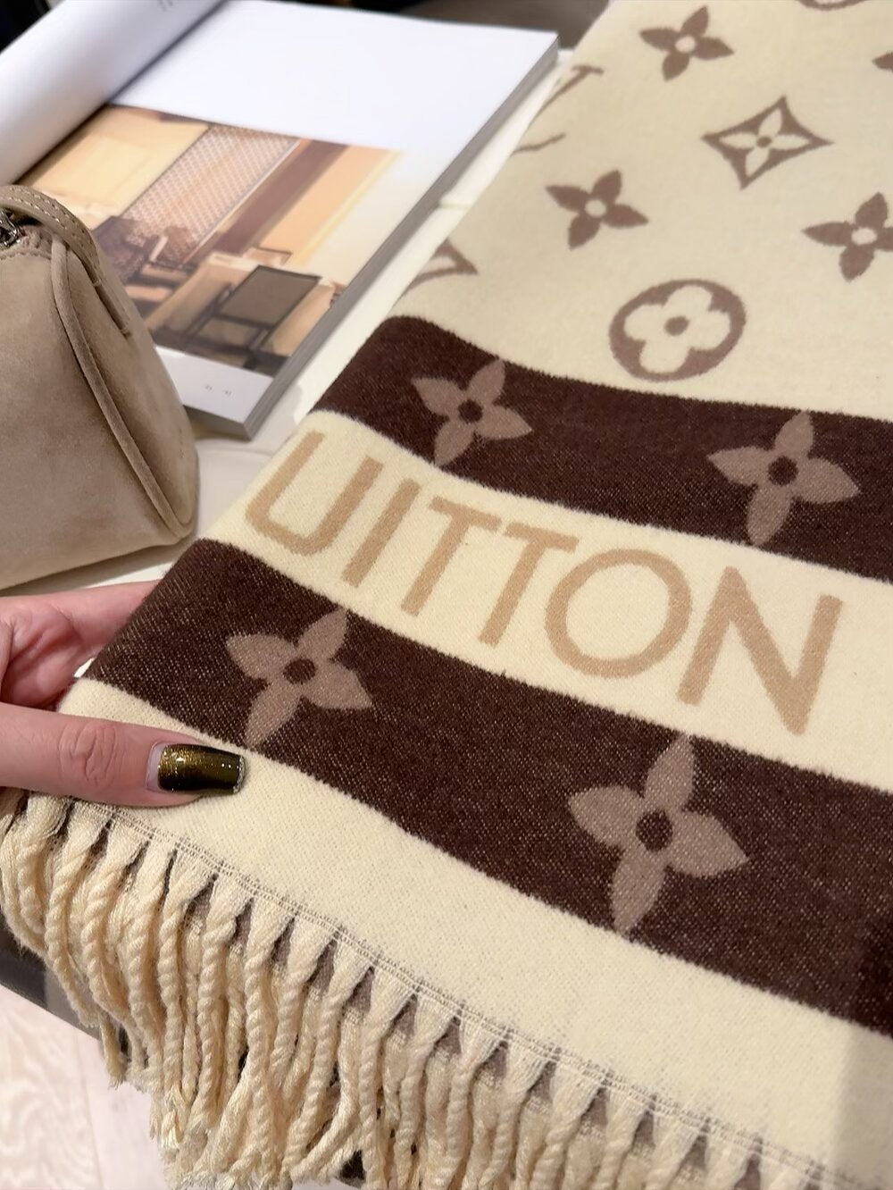 Fashionable Four-Leaf Clover Letter Scarf