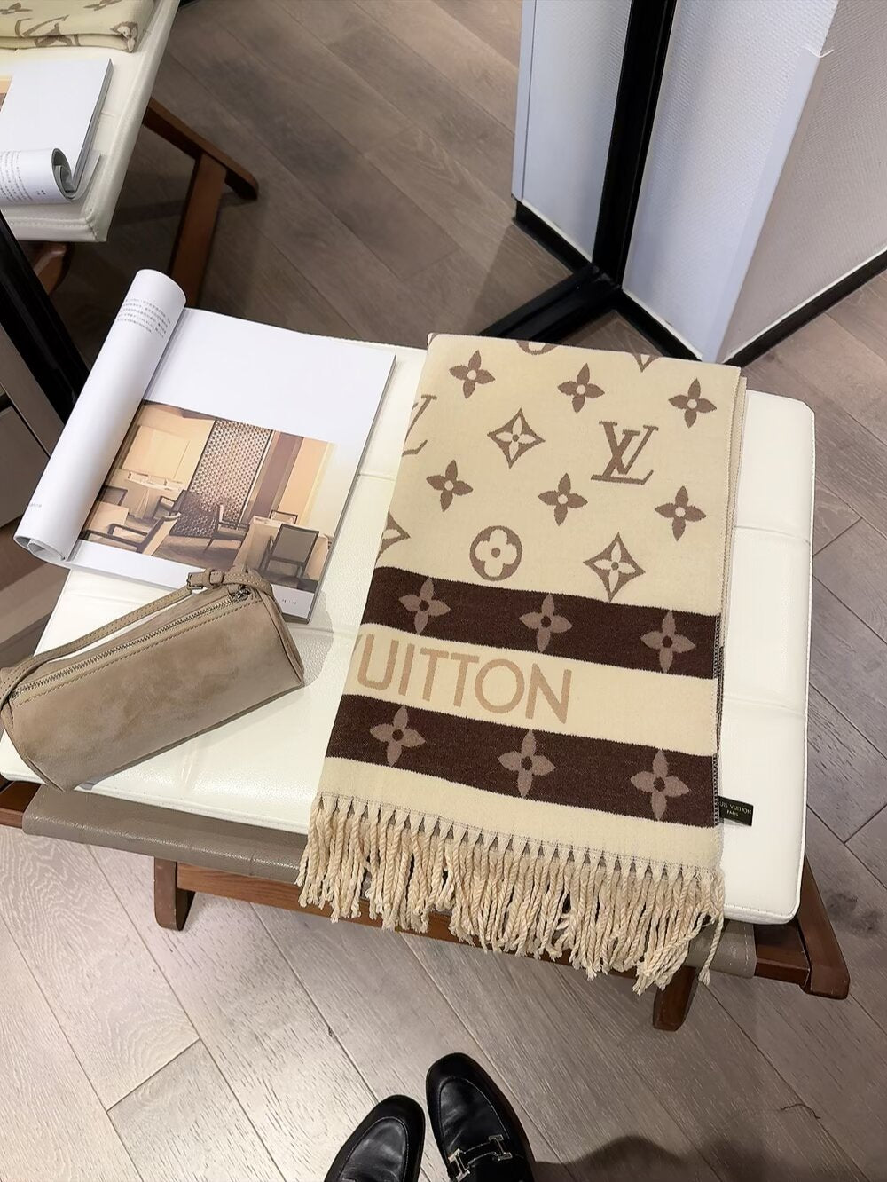 Fashionable Four-Leaf Clover Letter Scarf