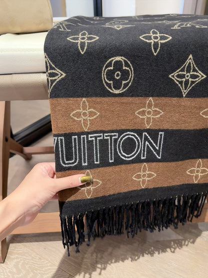 Fashionable Four-Leaf Clover Letter Scarf