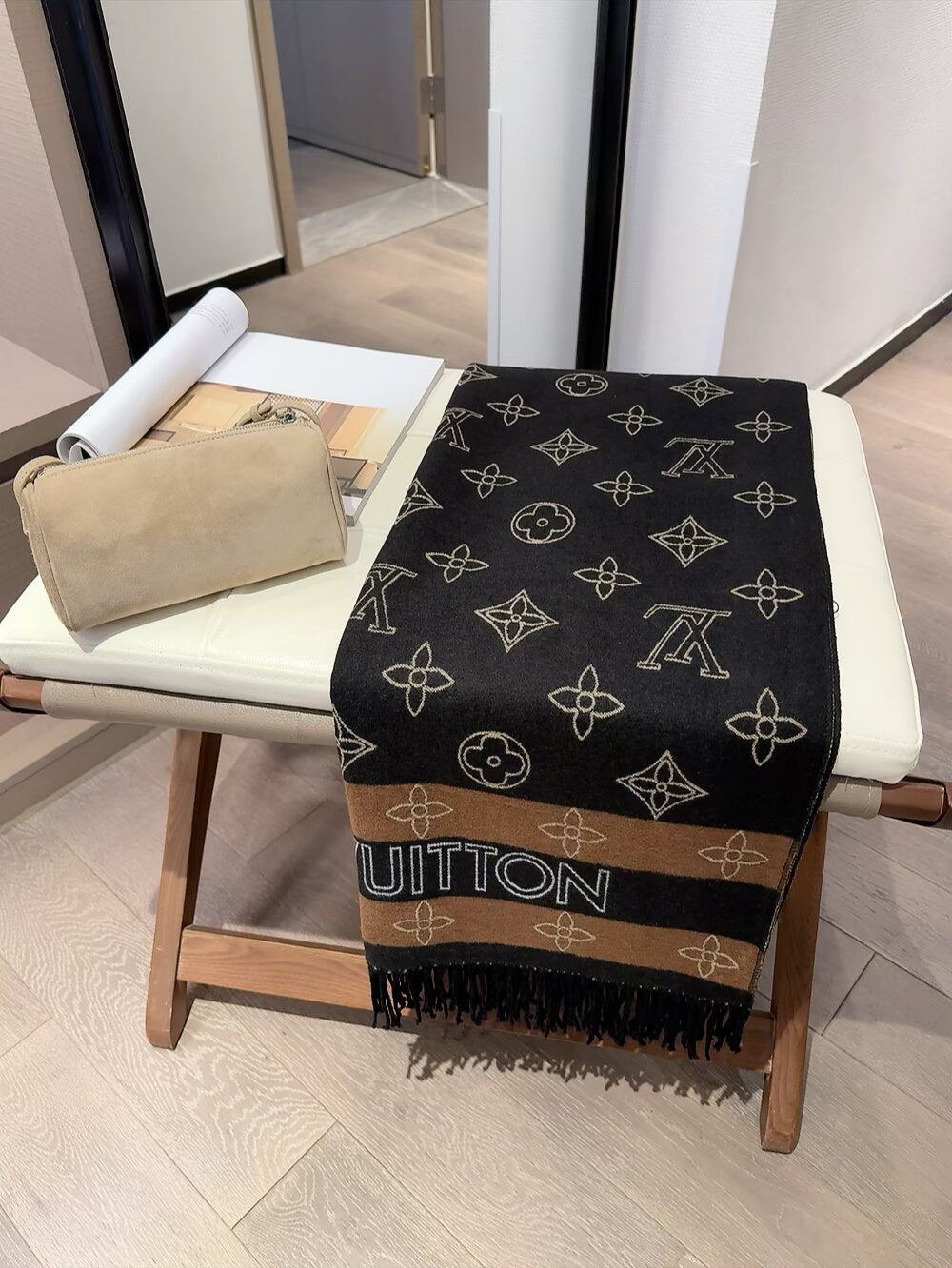 Fashionable Four-Leaf Clover Letter Scarf