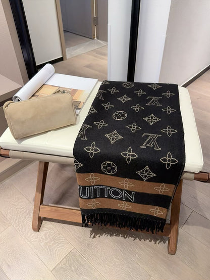 Fashionable Four-Leaf Clover Letter Scarf