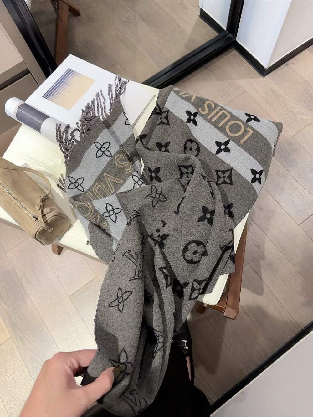 Fashionable Four-Leaf Clover Letter Scarf