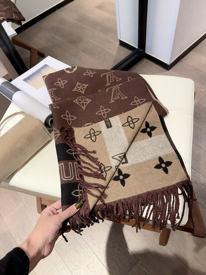 Fashionable Four-Leaf Clover Letter Scarf