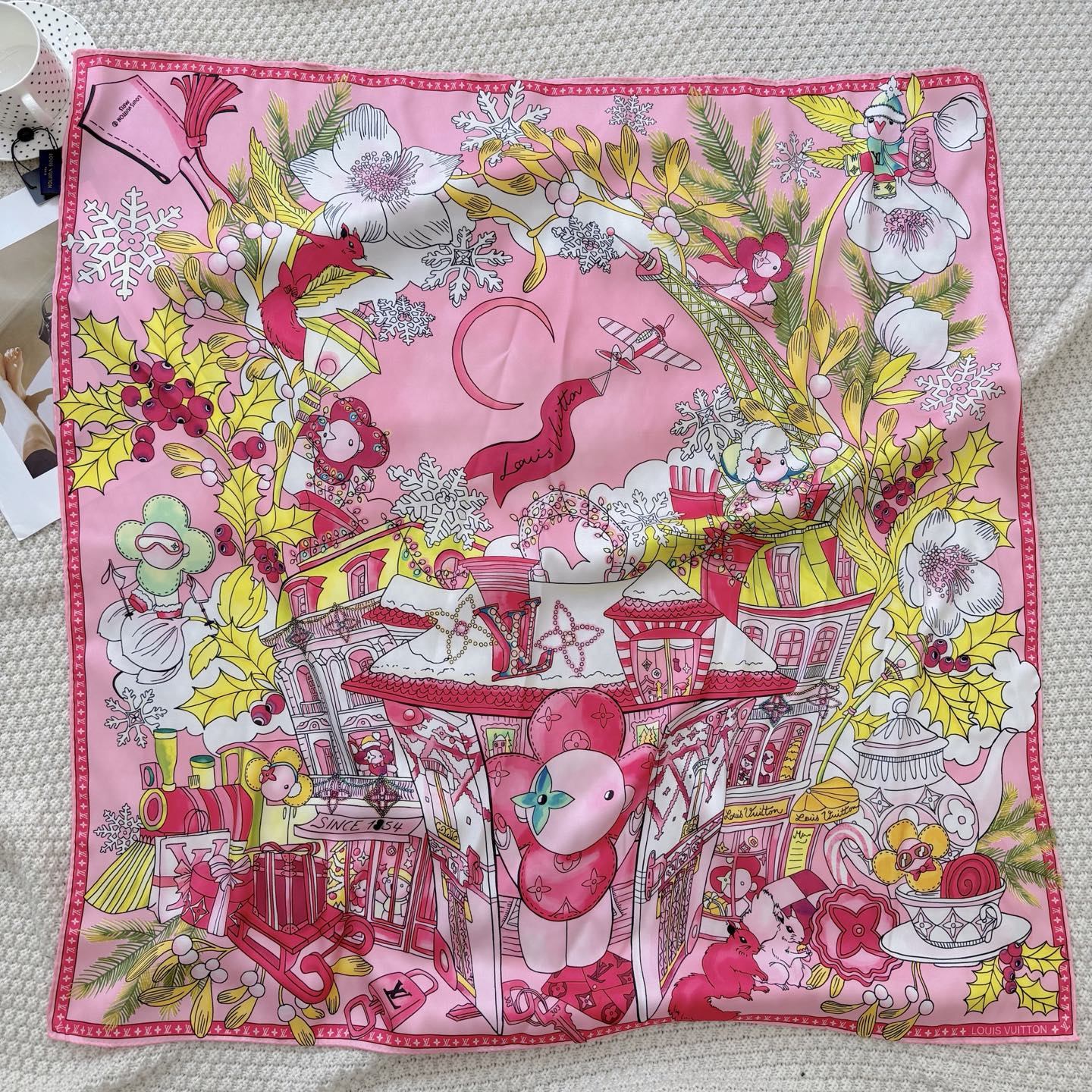Stylish Four-Leaf Clover &amp; Letter Pattern Silk Scarf