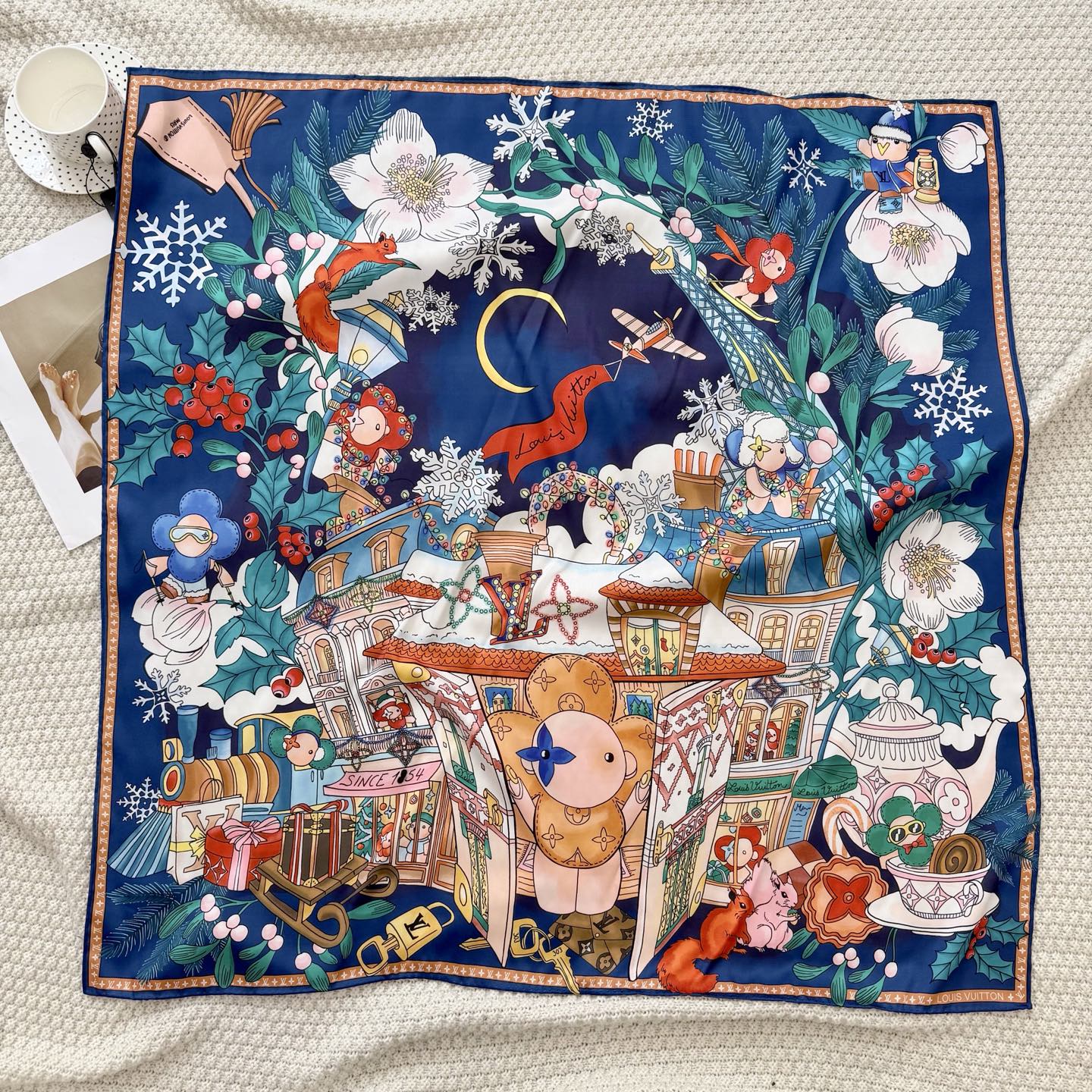 Stylish Four-Leaf Clover &amp; Letter Pattern Silk Scarf