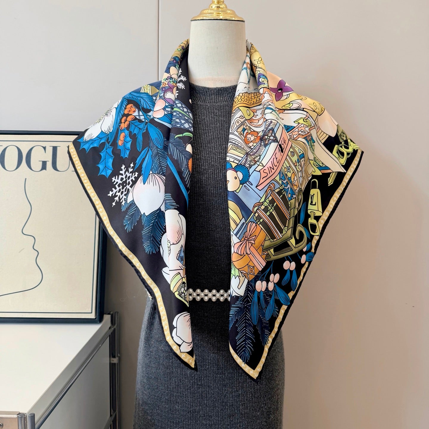 Stylish Four-Leaf Clover &amp; Letter Pattern Silk Scarf