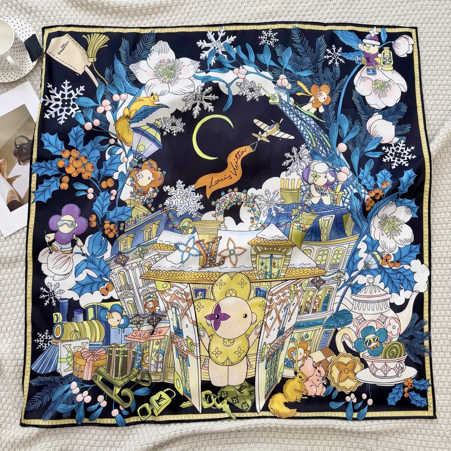 Stylish Four-Leaf Clover &amp; Letter Pattern Silk Scarf