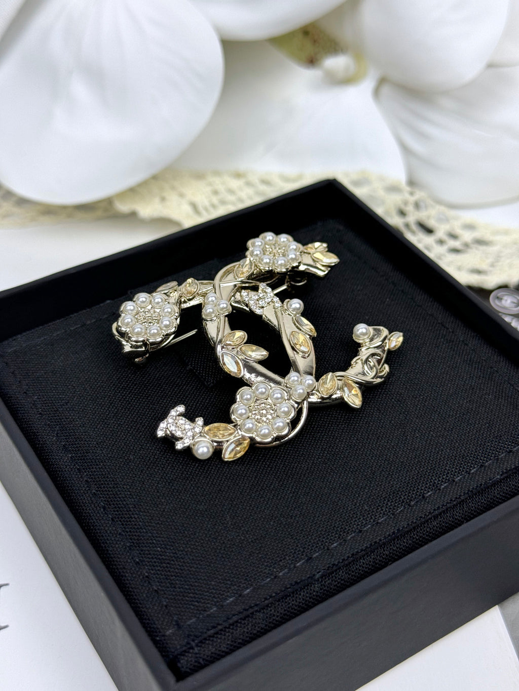 Stylish CC Pearl Brooch