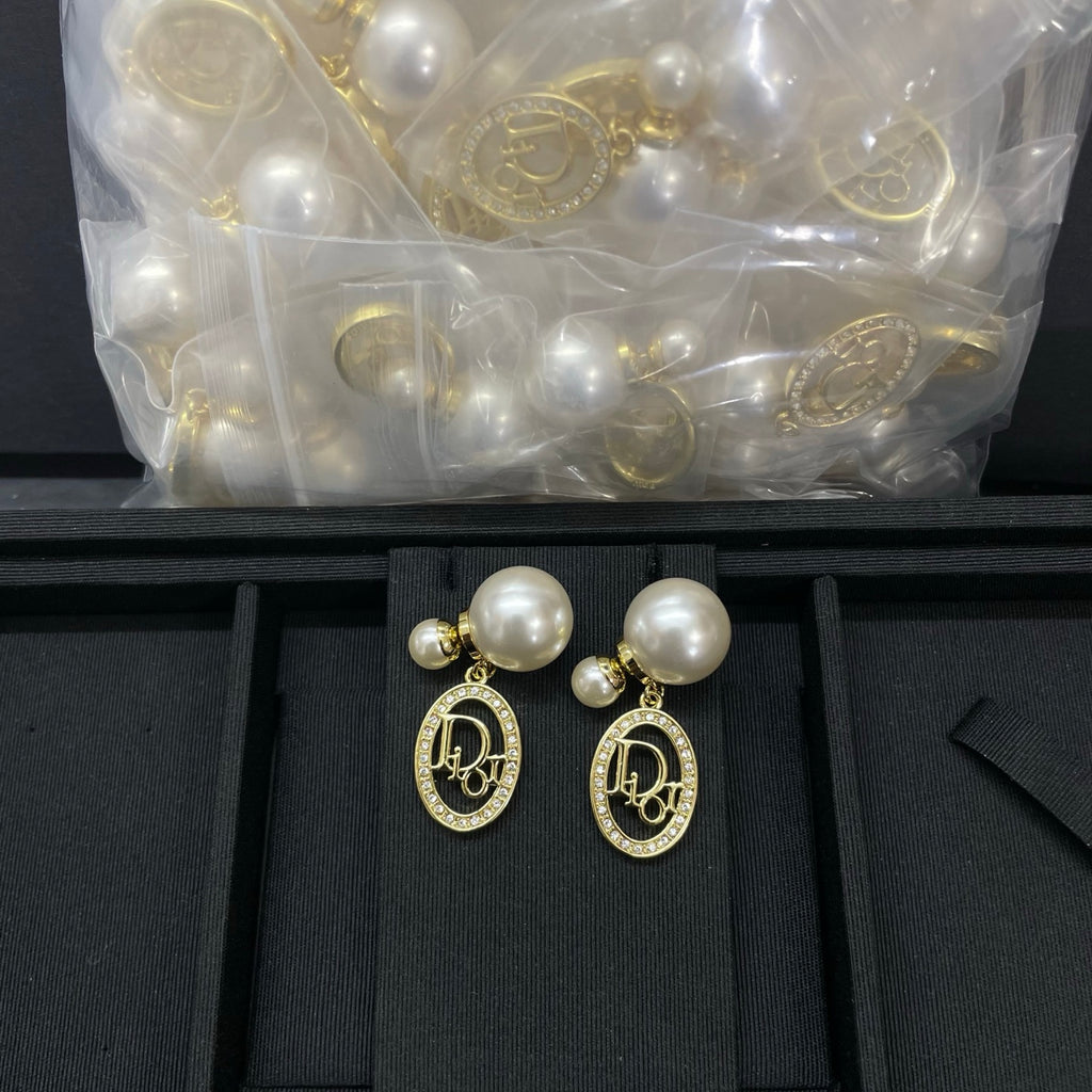 Fashionable CD Pearl Earrings