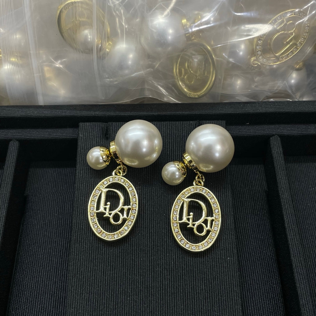 Fashionable CD Pearl Earrings