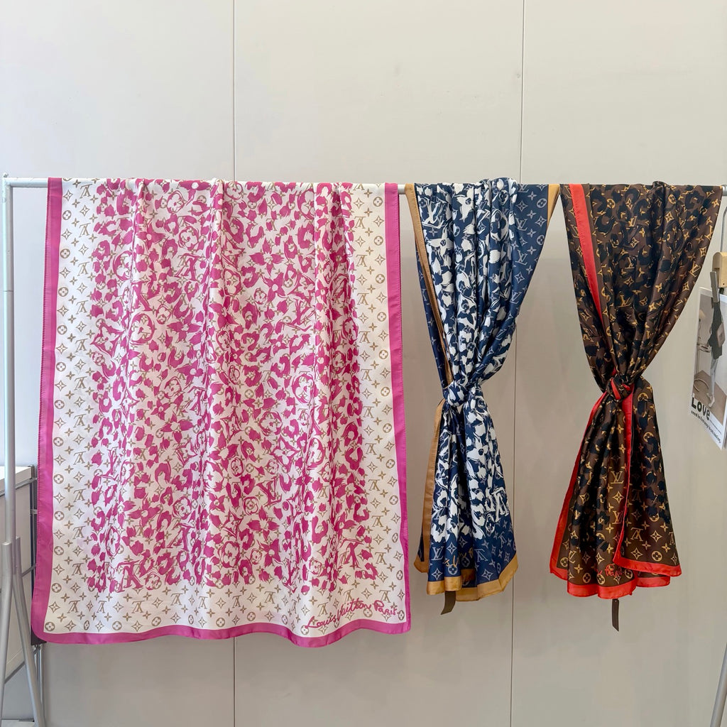 Fashionable Four-Leaf Clover Pattern Silk Scarf