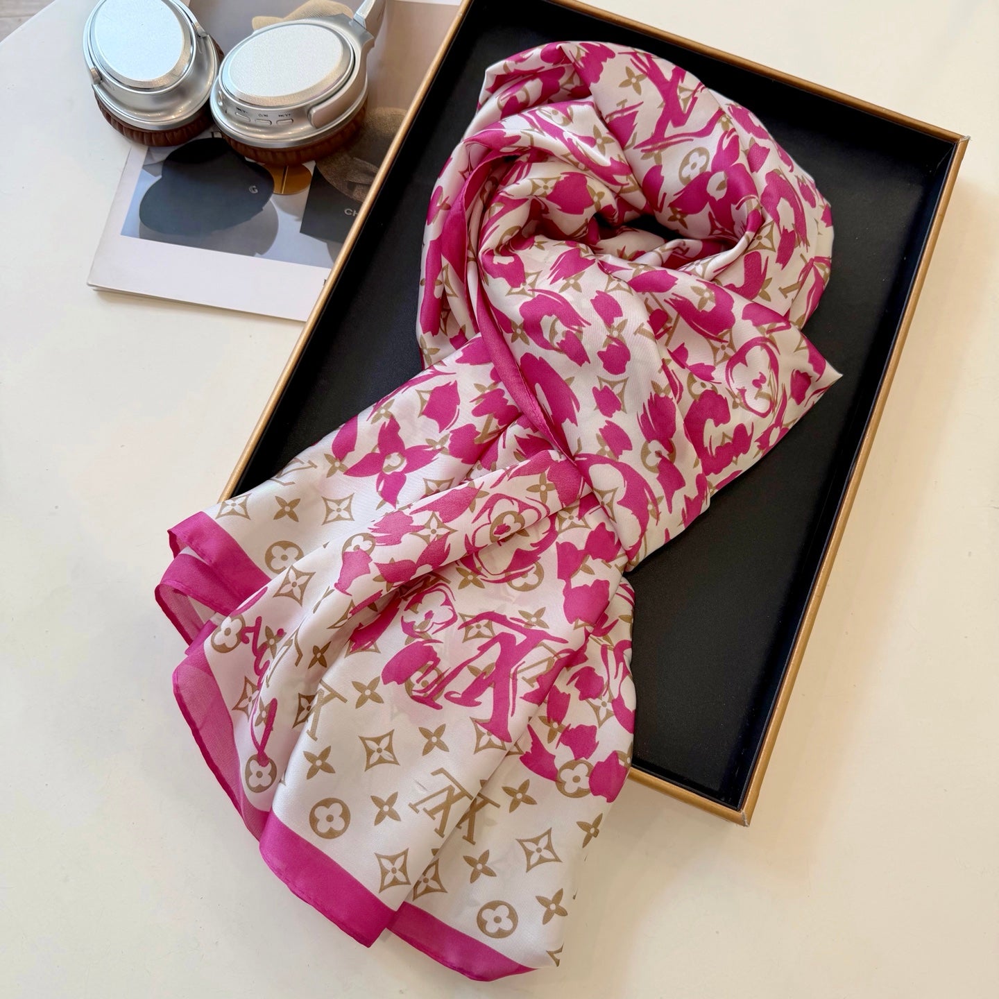 Fashionable Four-Leaf Clover Pattern Silk Scarf
