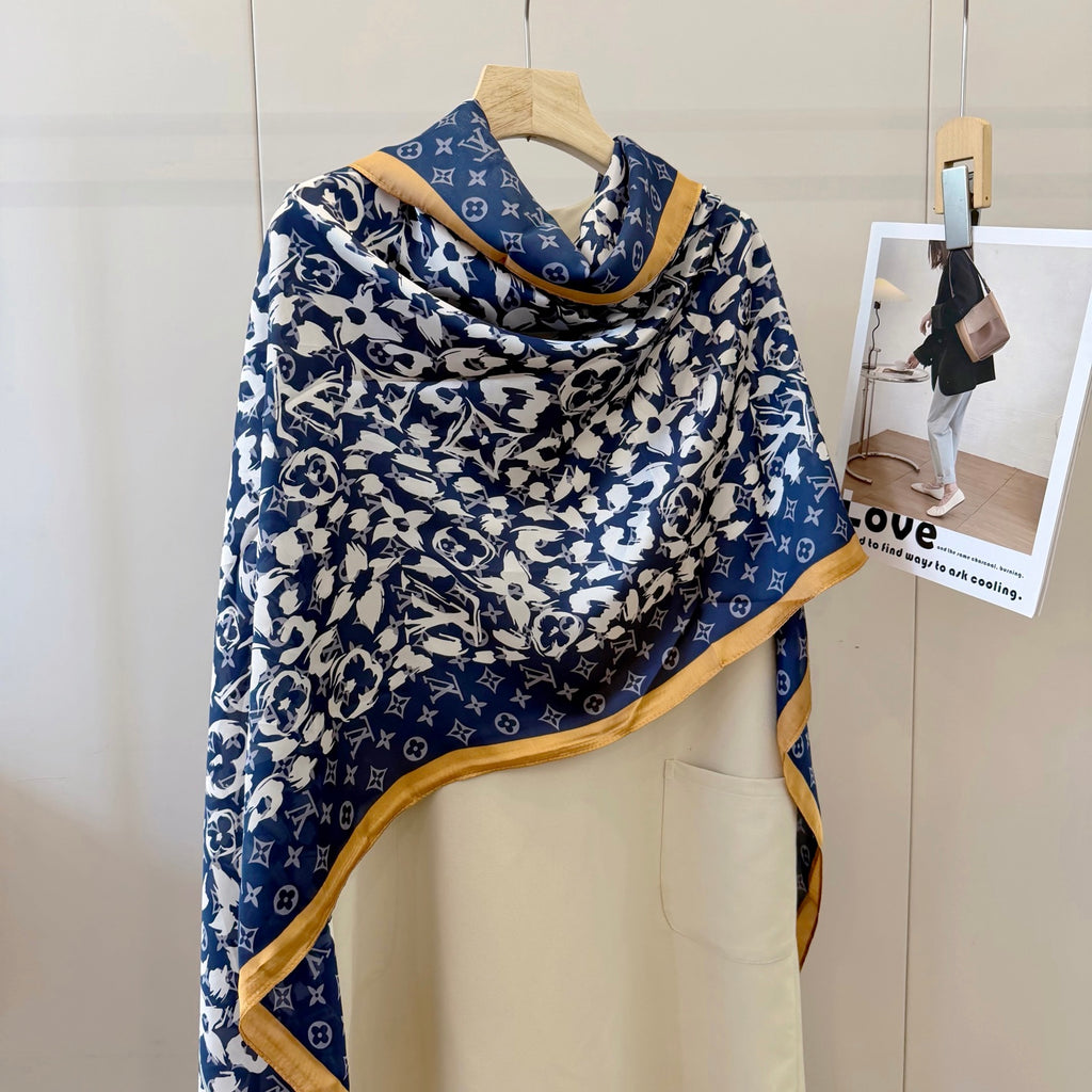 Fashionable Four-Leaf Clover Pattern Silk Scarf
