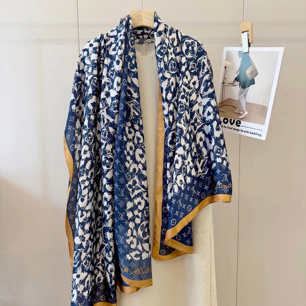 Fashionable Four-Leaf Clover Pattern Silk Scarf