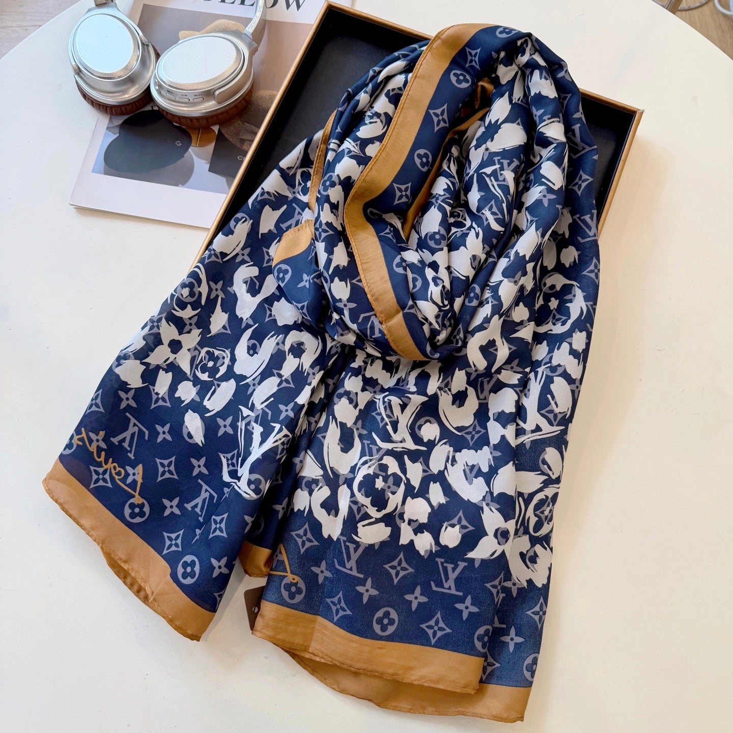 Fashionable Four-Leaf Clover Pattern Silk Scarf