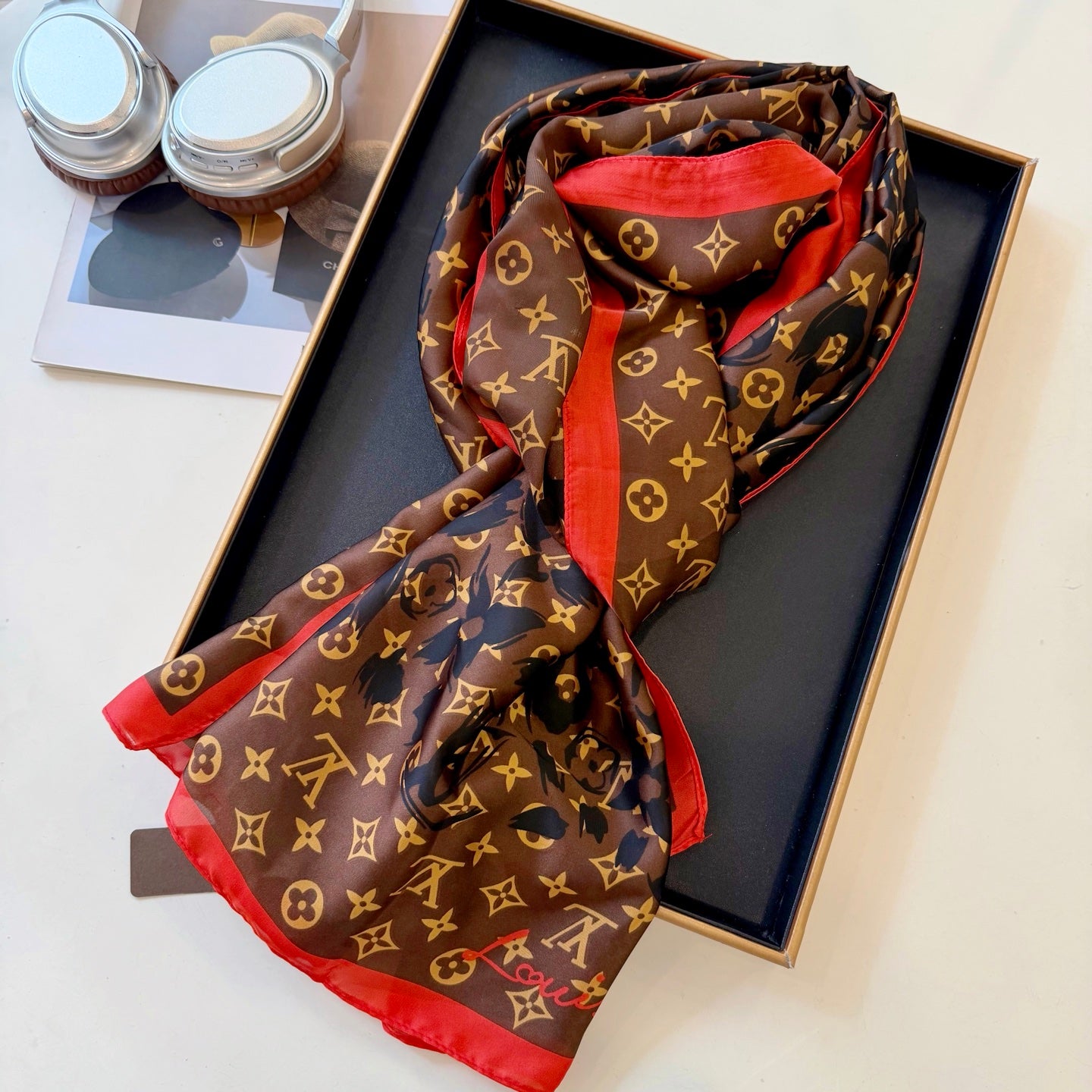 Fashionable Four-Leaf Clover Pattern Silk Scarf