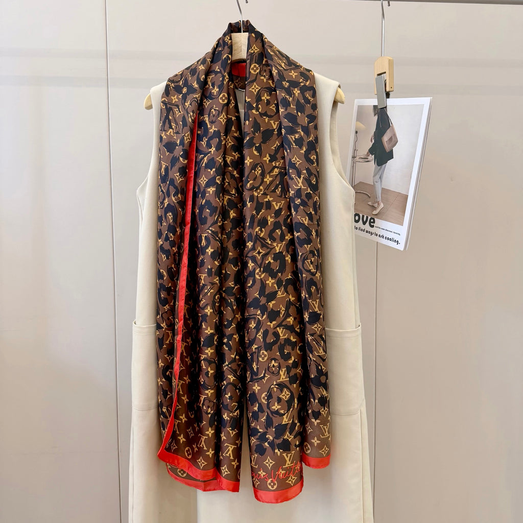 Fashionable Four-Leaf Clover Pattern Silk Scarf
