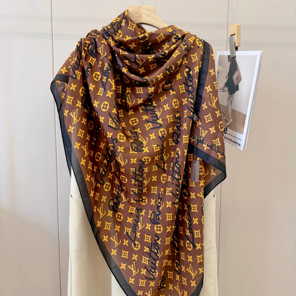 Fashionable Four-Leaf Clover Pattern Silk Scarf