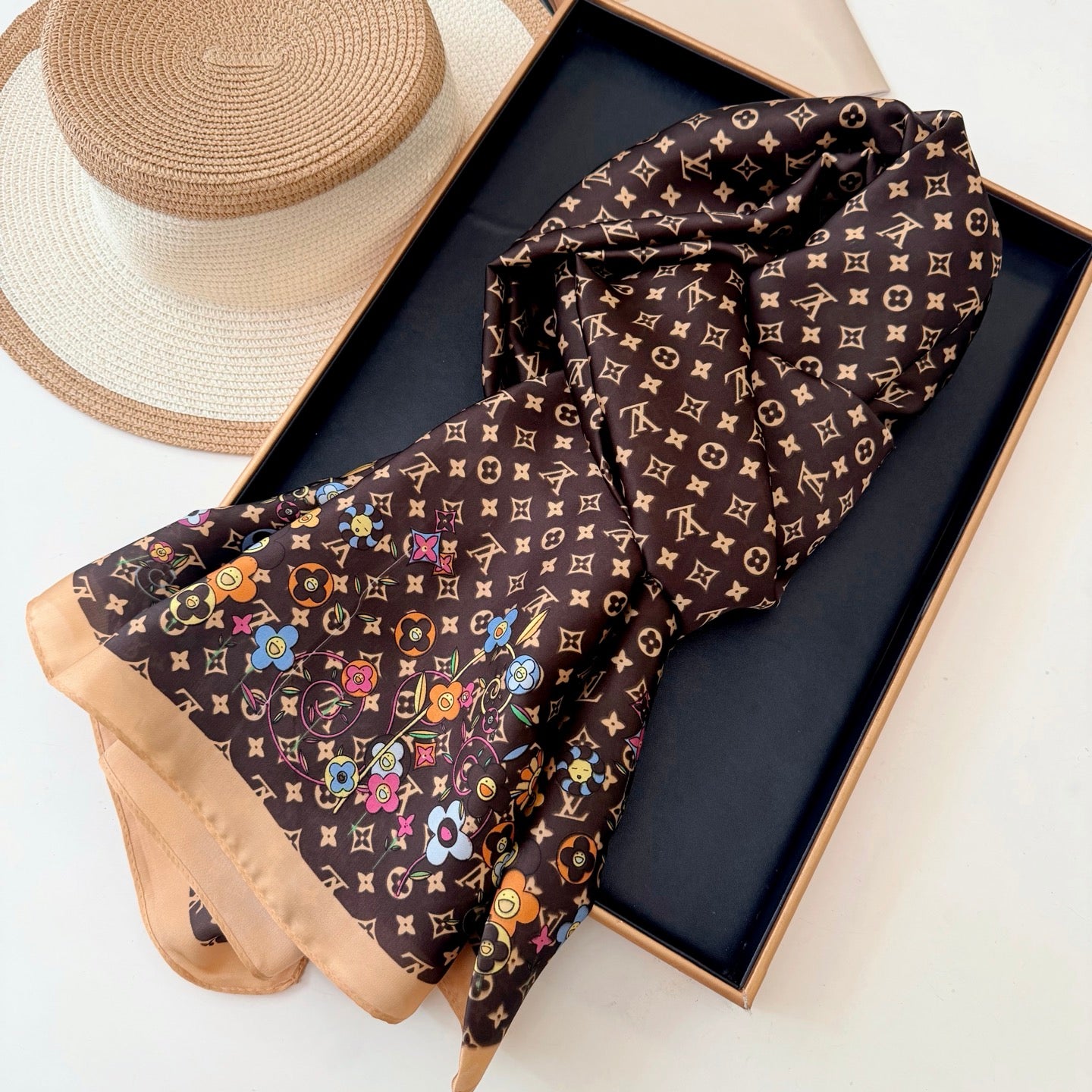Fashionable Four-Leaf Clover Pattern Silk Scarf