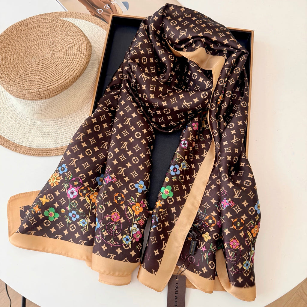 Fashionable Four-Leaf Clover Pattern Silk Scarf