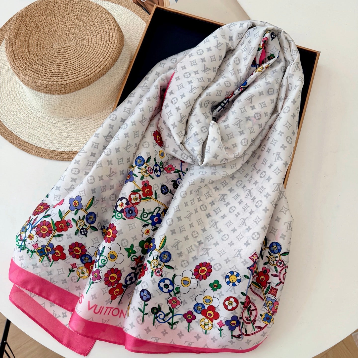 Fashionable Four-Leaf Clover Pattern Silk Scarf