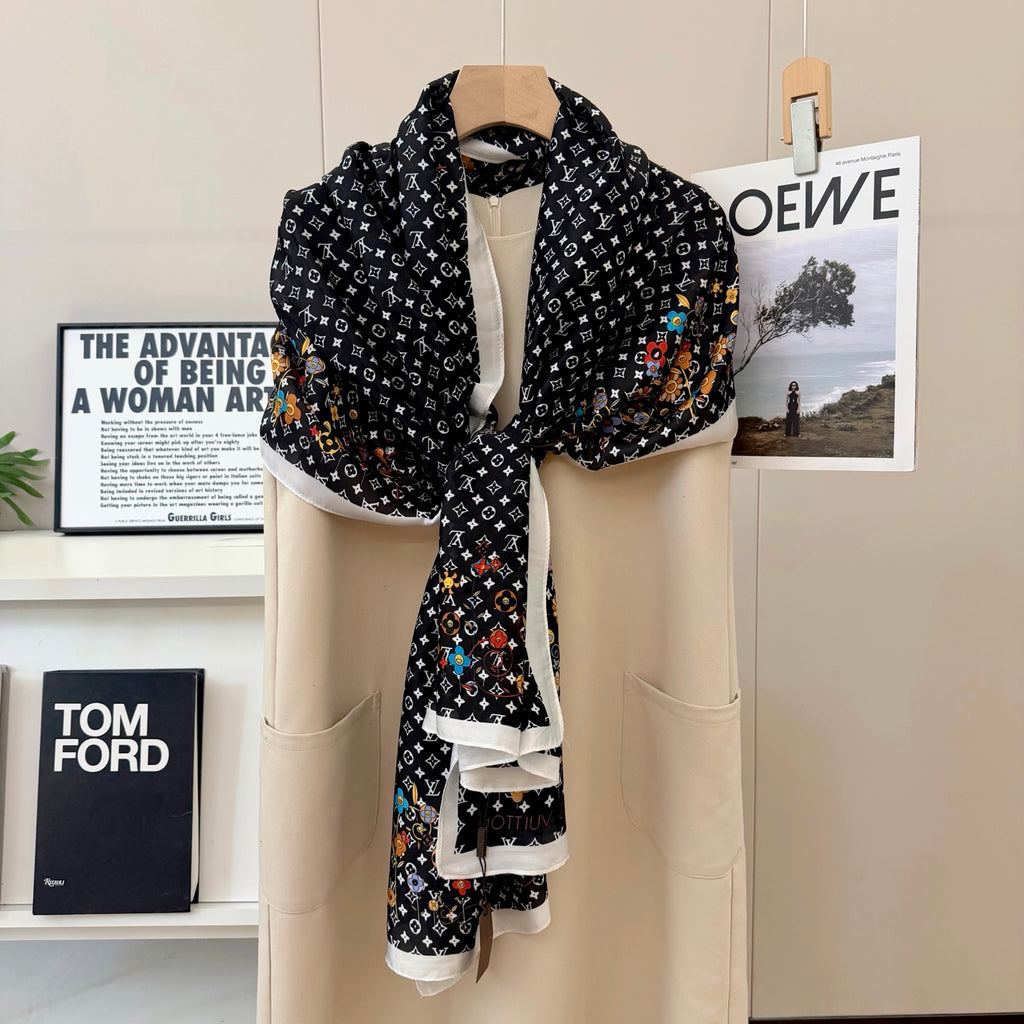 Fashionable Four-Leaf Clover Pattern Silk Scarf