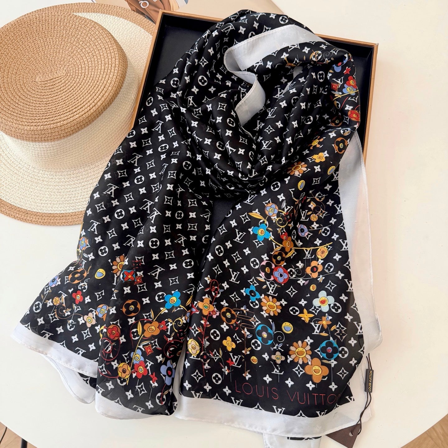 Fashionable Four-Leaf Clover Pattern Silk Scarf