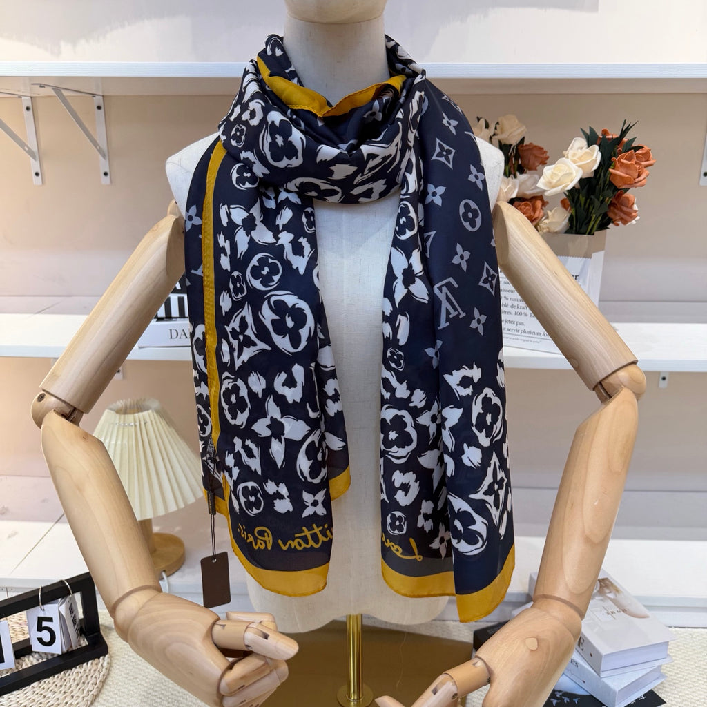 Fashionable Four-Leaf Clover Pattern Silk Scarf