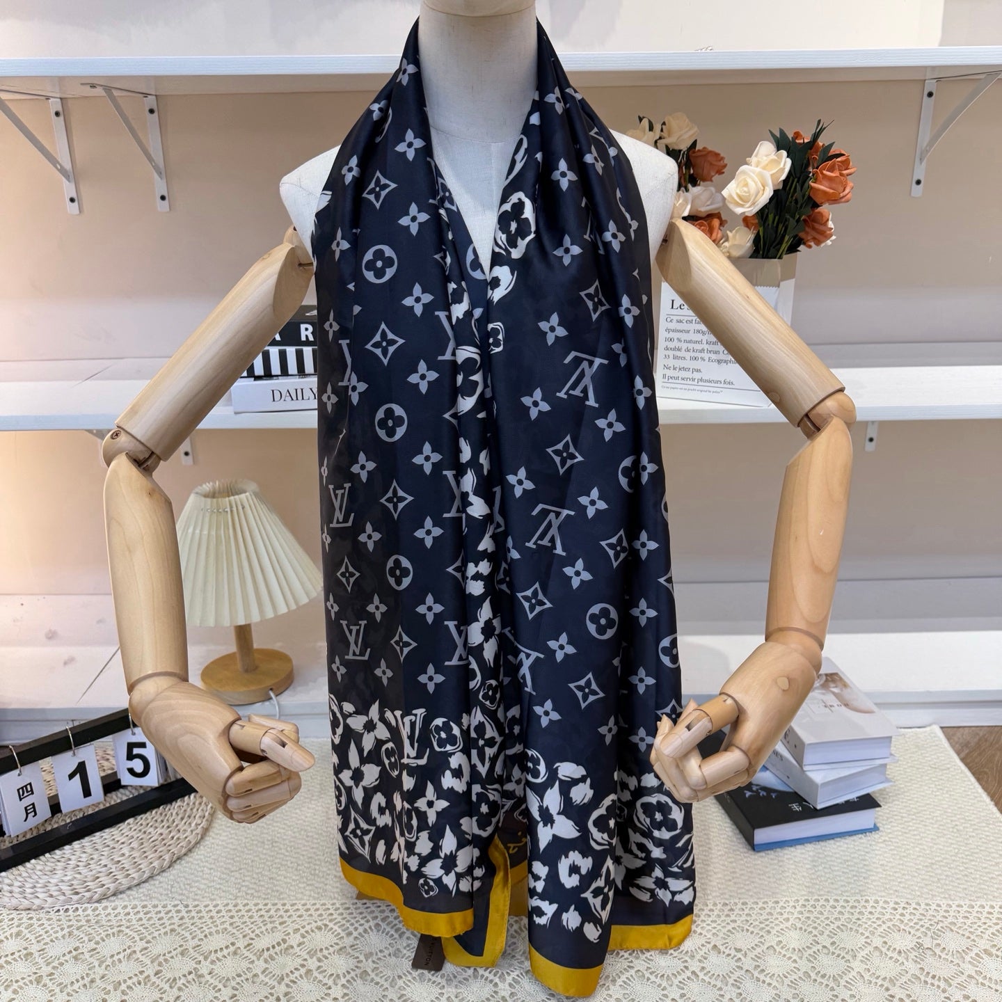 Fashionable Four-Leaf Clover Pattern Silk Scarf