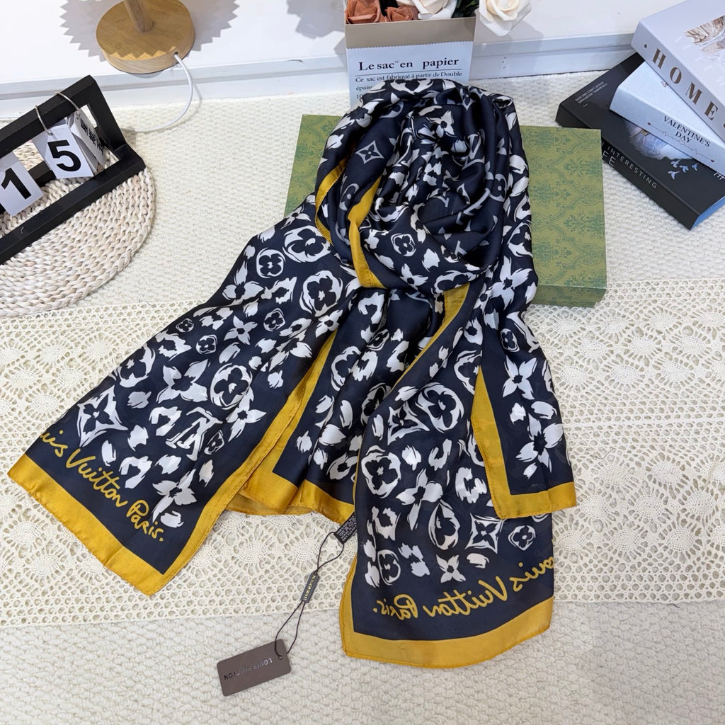 Fashionable Four-Leaf Clover Pattern Silk Scarf