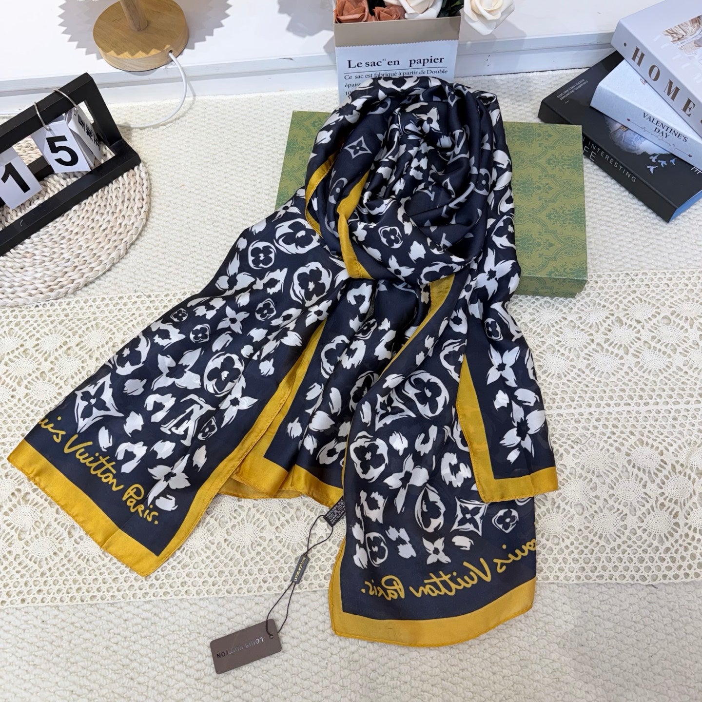 Fashionable Four-Leaf Clover Pattern Silk Scarf