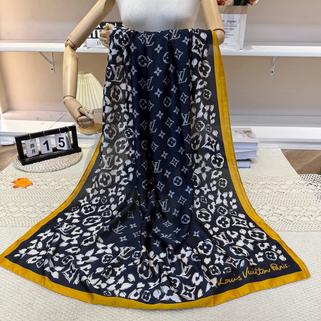 Fashionable Four-Leaf Clover Pattern Silk Scarf