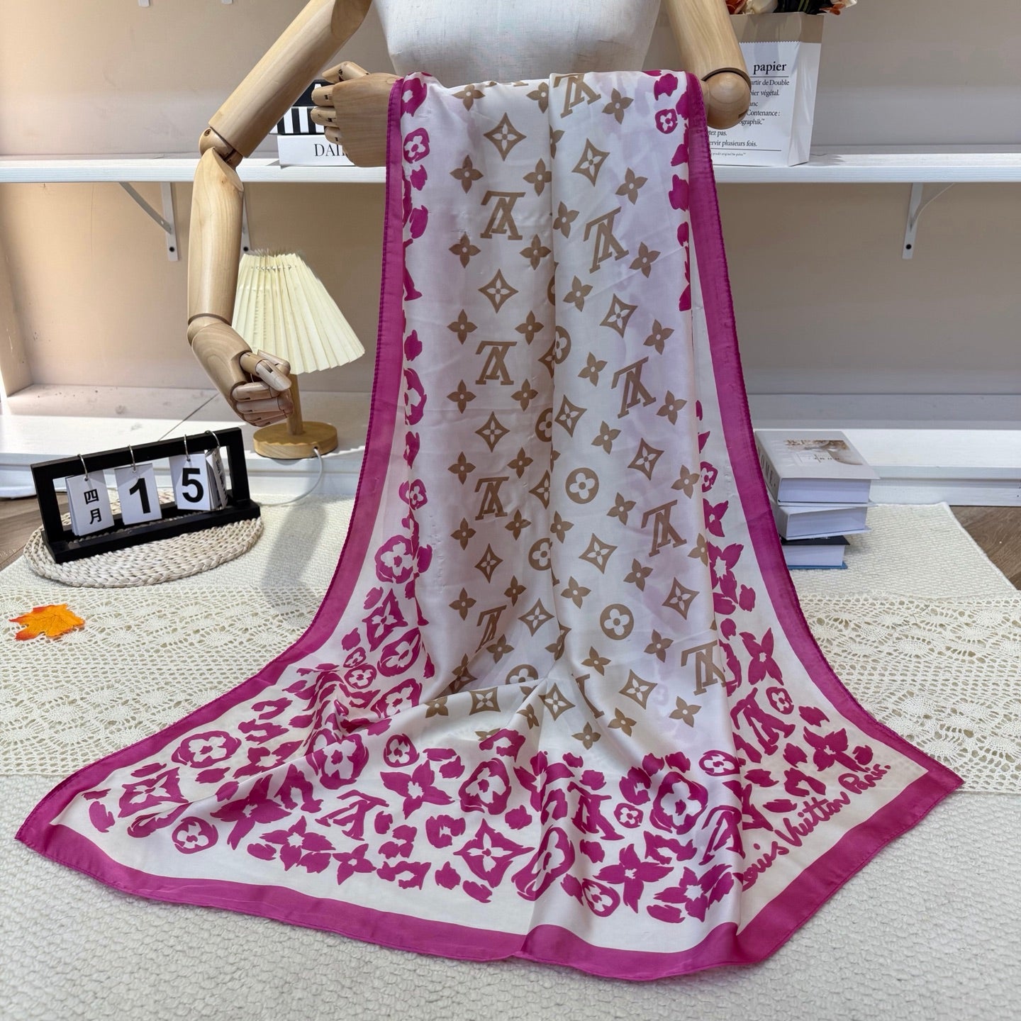 Fashionable Four-Leaf Clover Pattern Silk Scarf