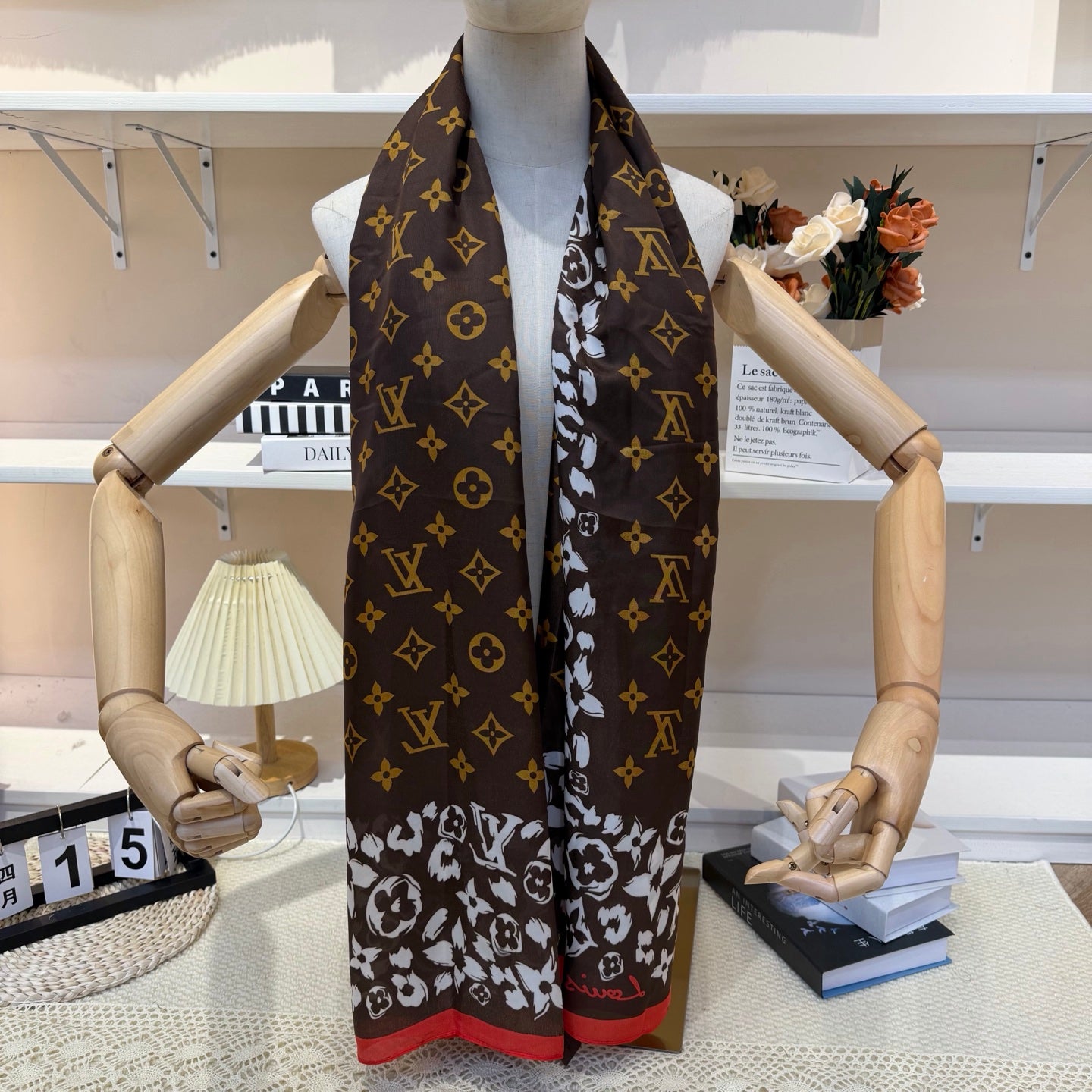 Fashionable Four-Leaf Clover Pattern Silk Scarf