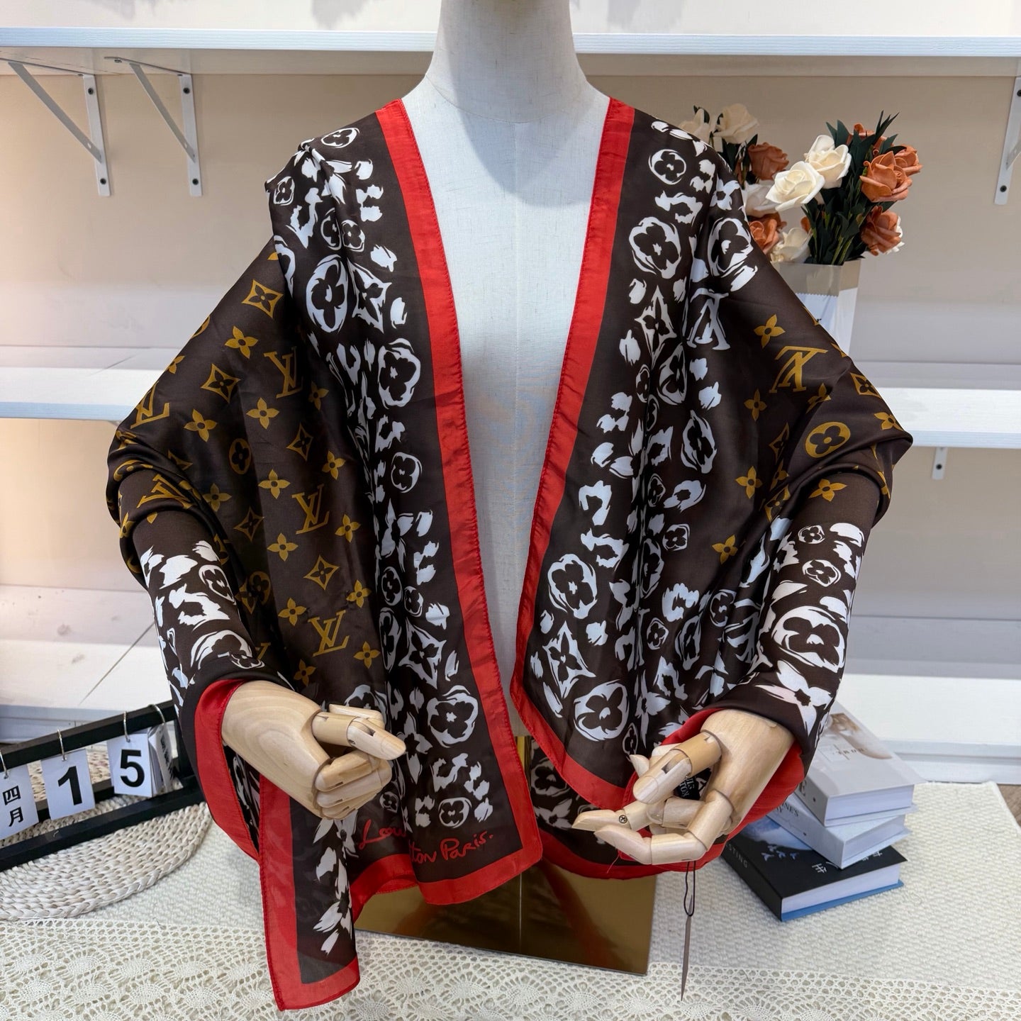Fashionable Four-Leaf Clover Pattern Silk Scarf