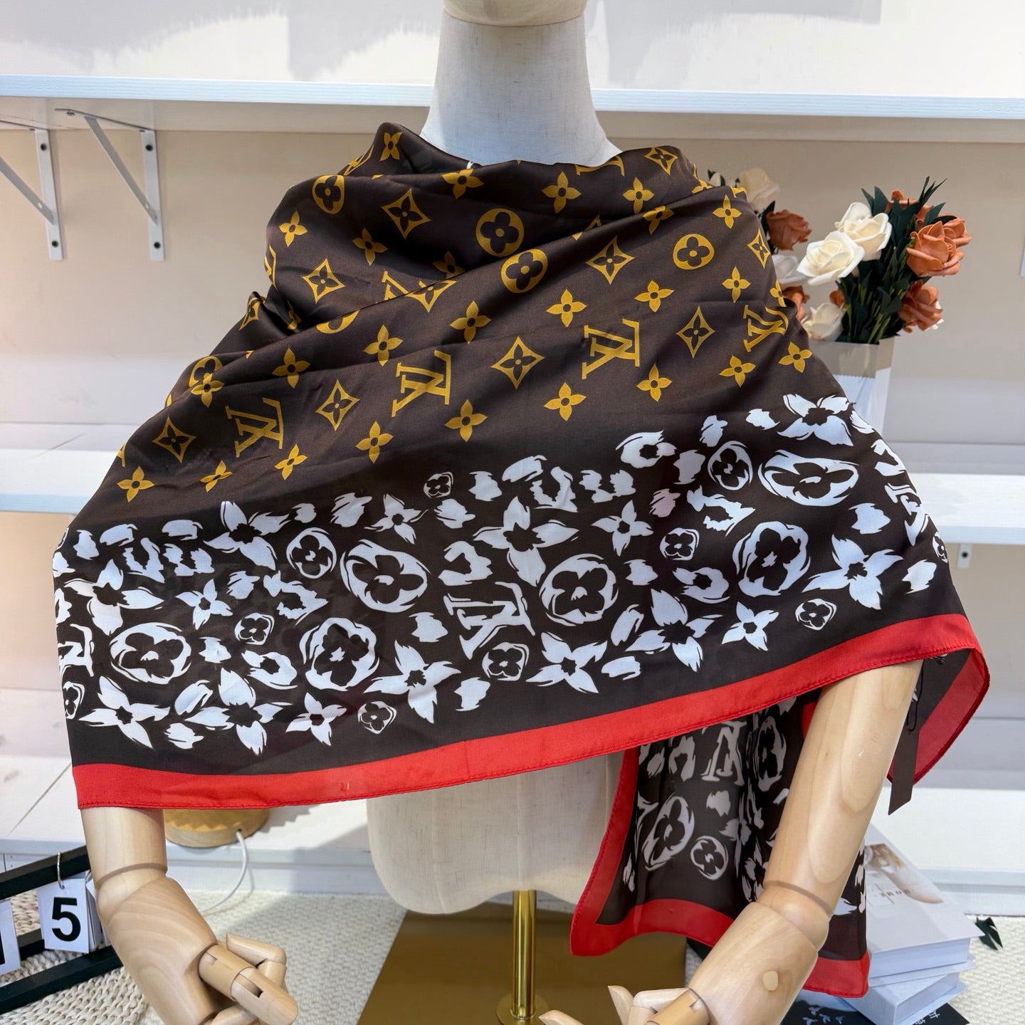 Fashionable Four-Leaf Clover Pattern Silk Scarf