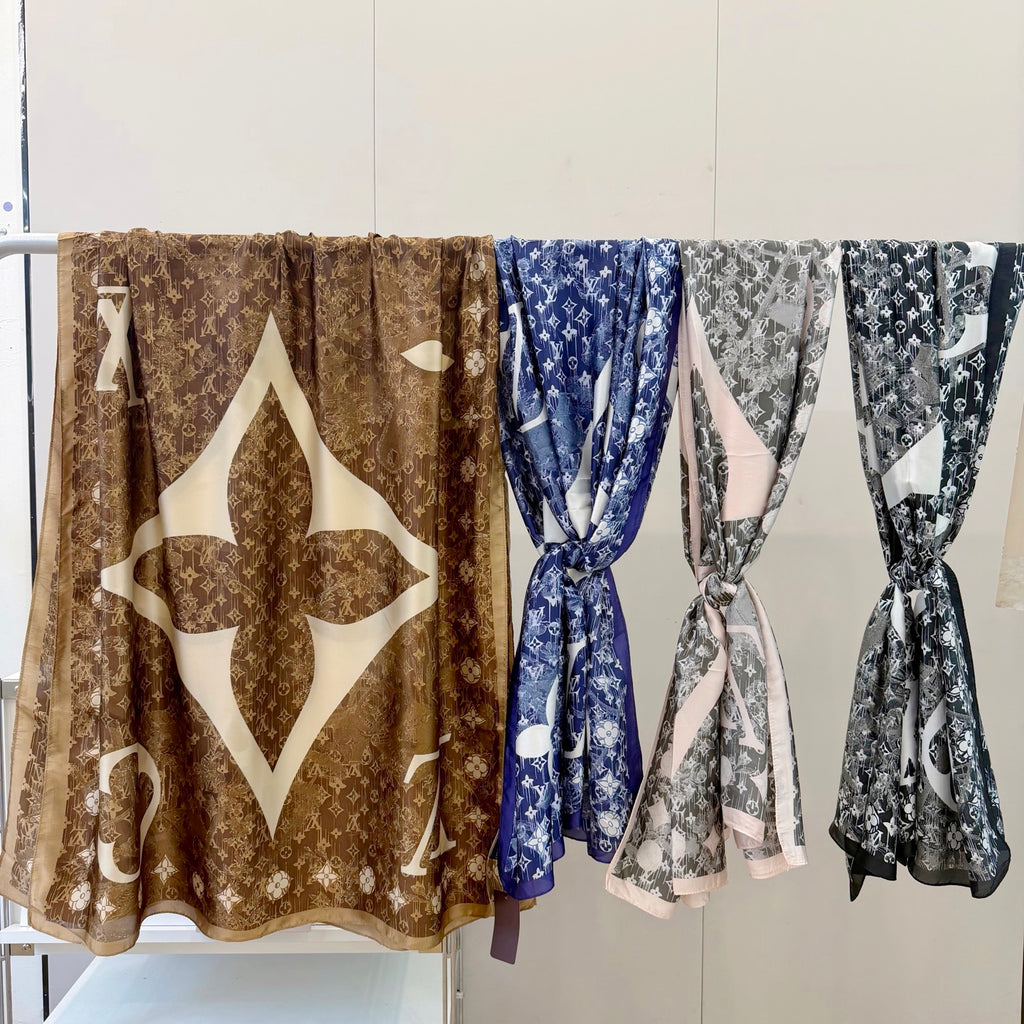 Stylish Four-Leaf Clover Print Silk Square Scarf