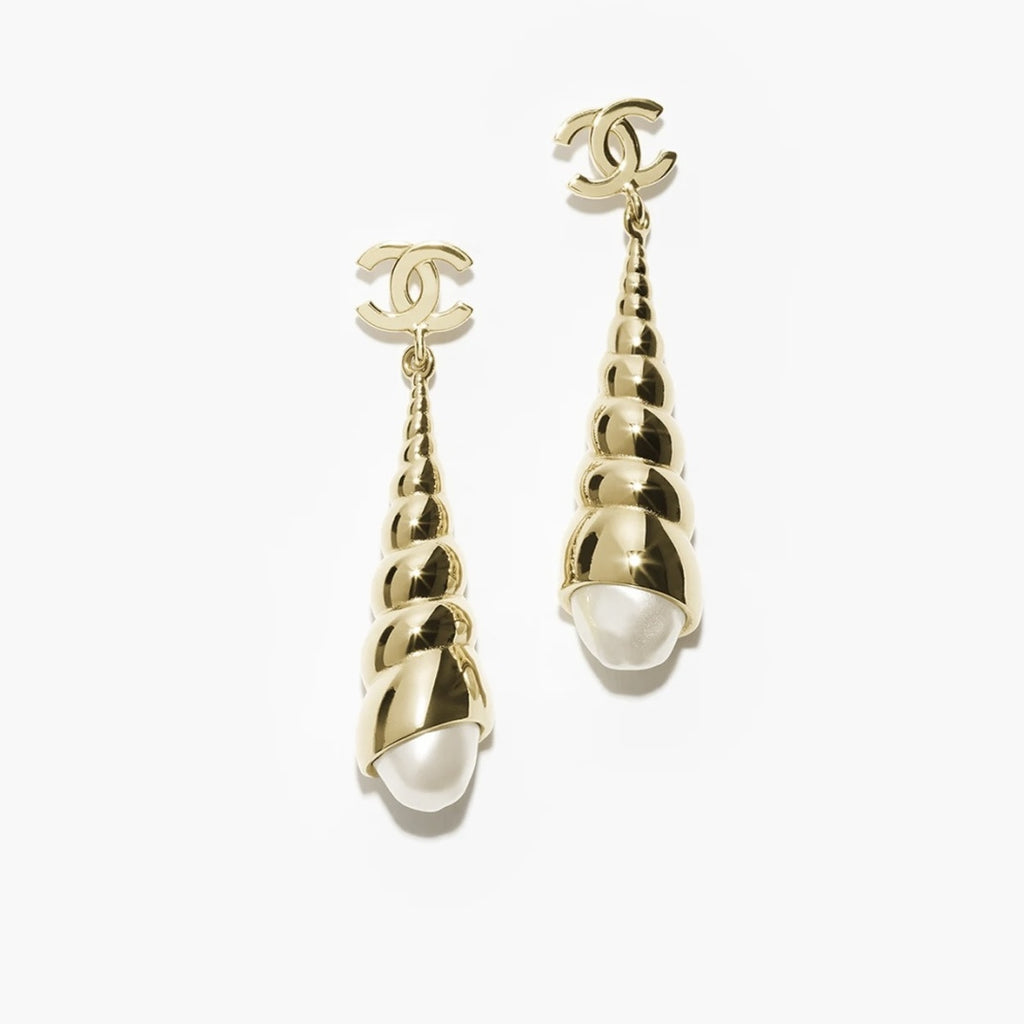 Stylish CC Conch-Shaped Earrings