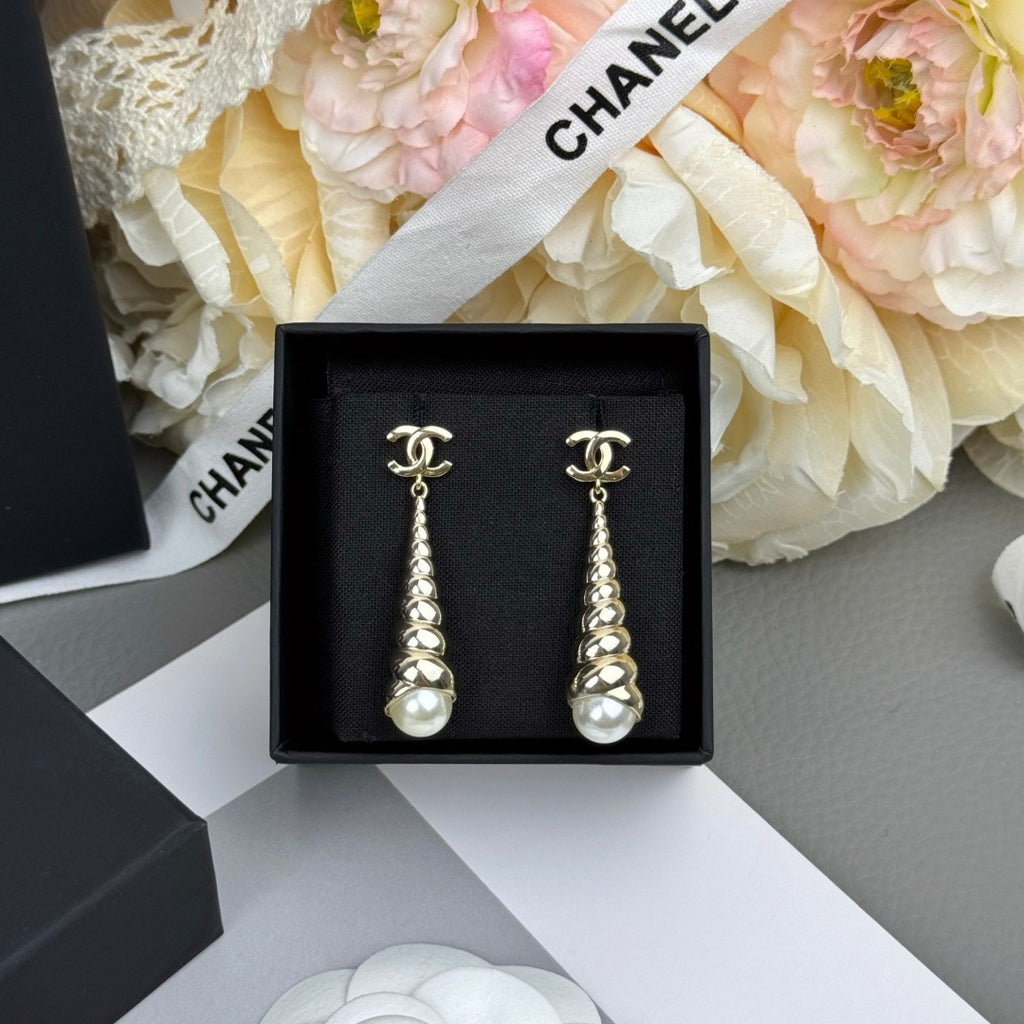 Stylish CC Conch-Shaped Earrings