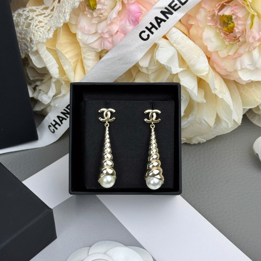 Stylish CC Conch-Shaped Earrings