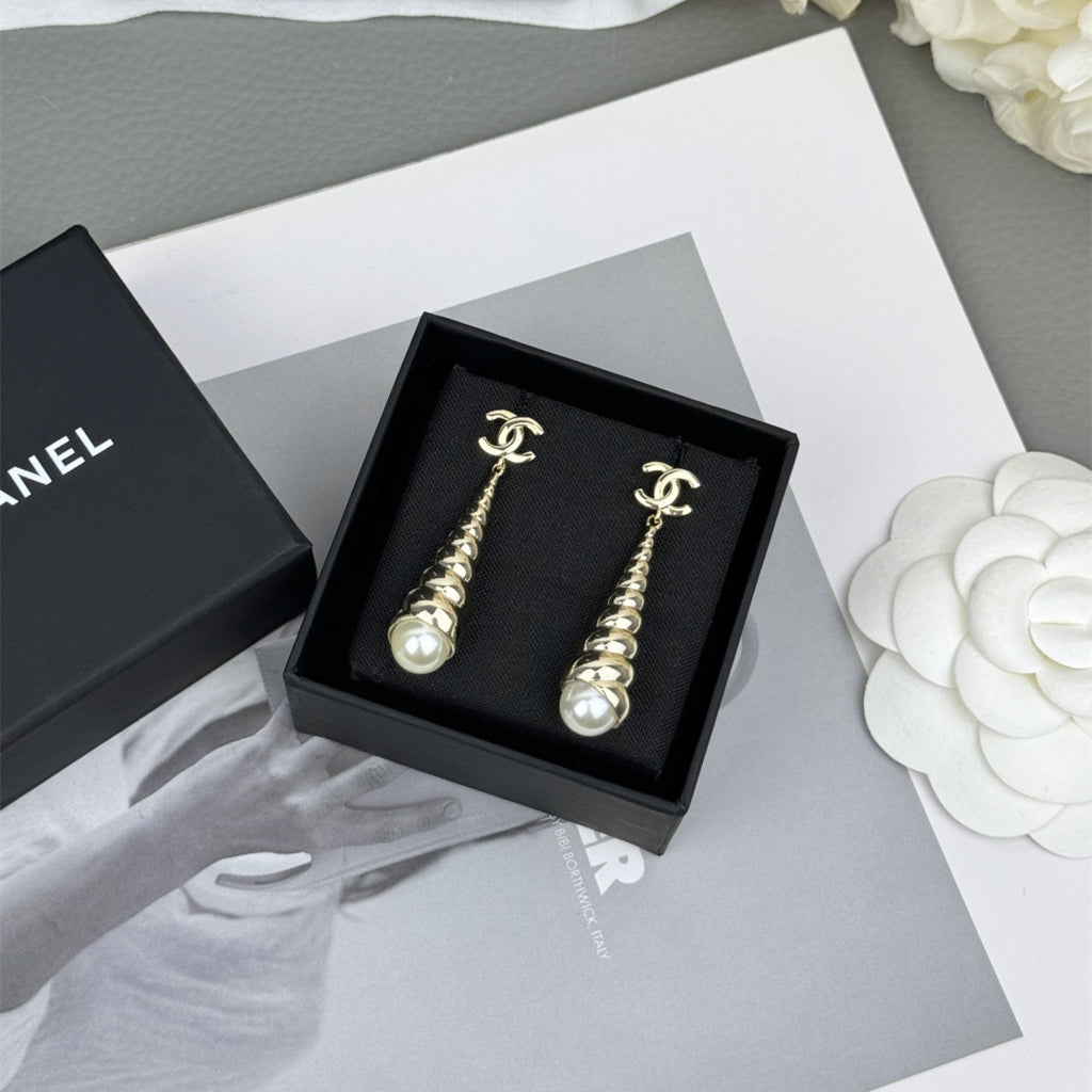 Stylish CC Conch-Shaped Earrings