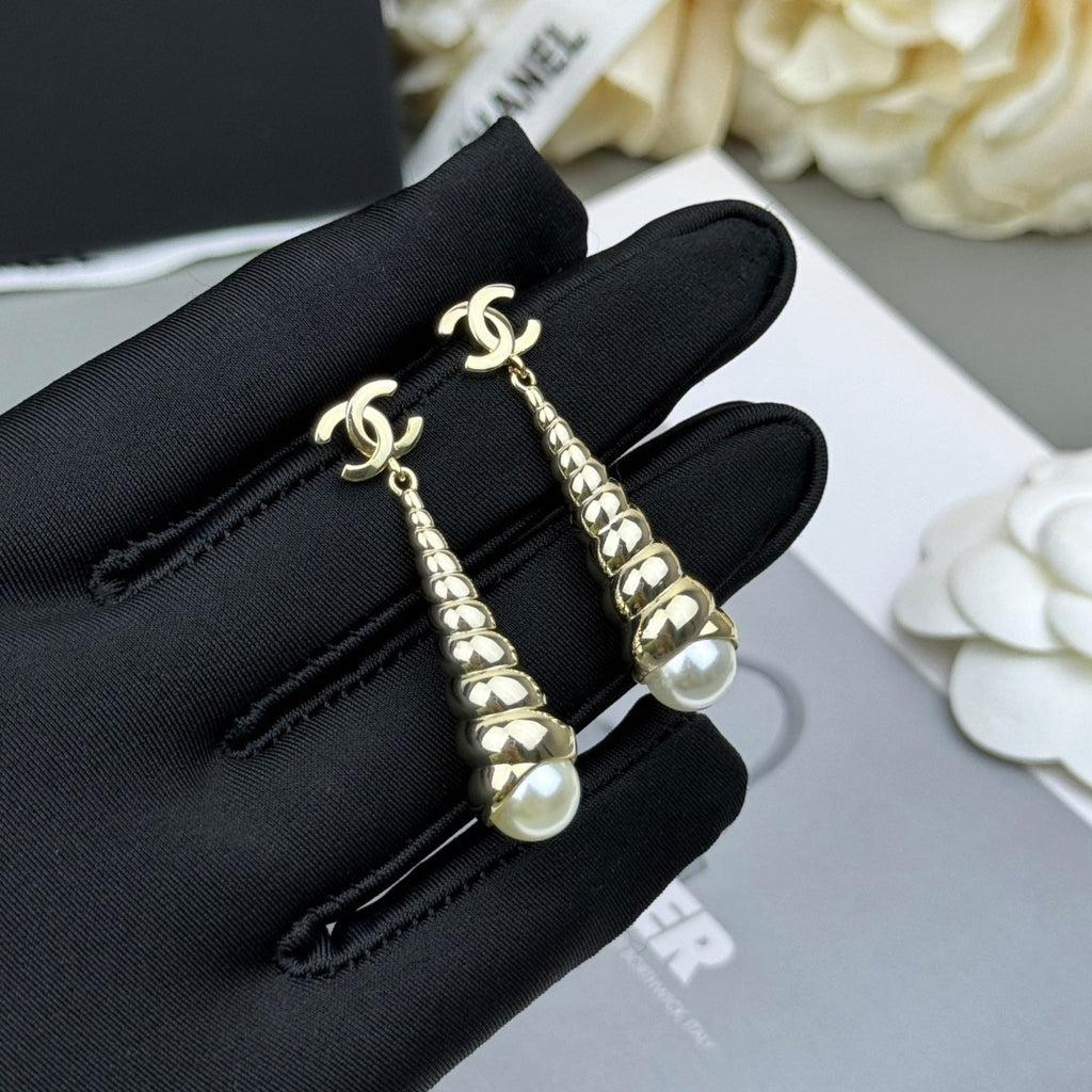 Stylish CC Conch-Shaped Earrings