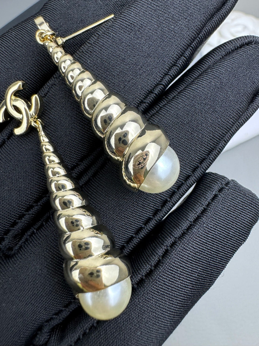 Stylish CC Conch-Shaped Earrings