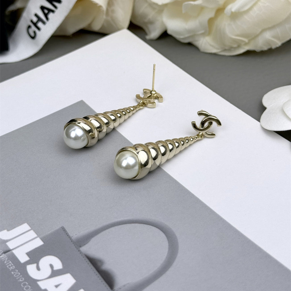 Stylish CC Conch-Shaped Earrings
