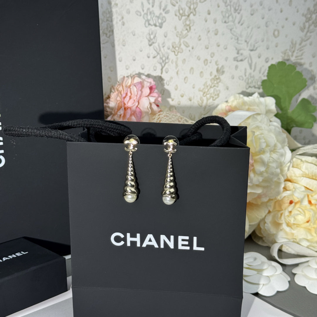 Stylish CC Conch-Shaped Earrings