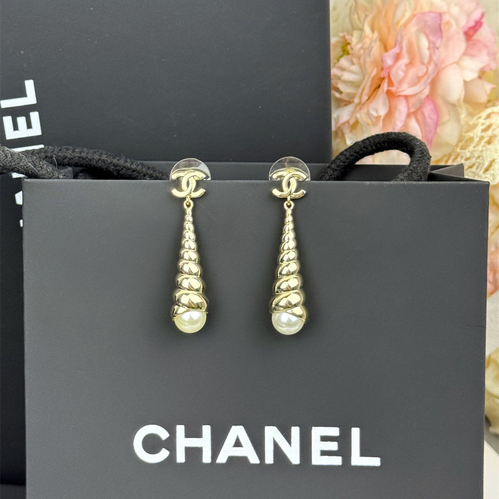 Stylish CC Conch-Shaped Earrings