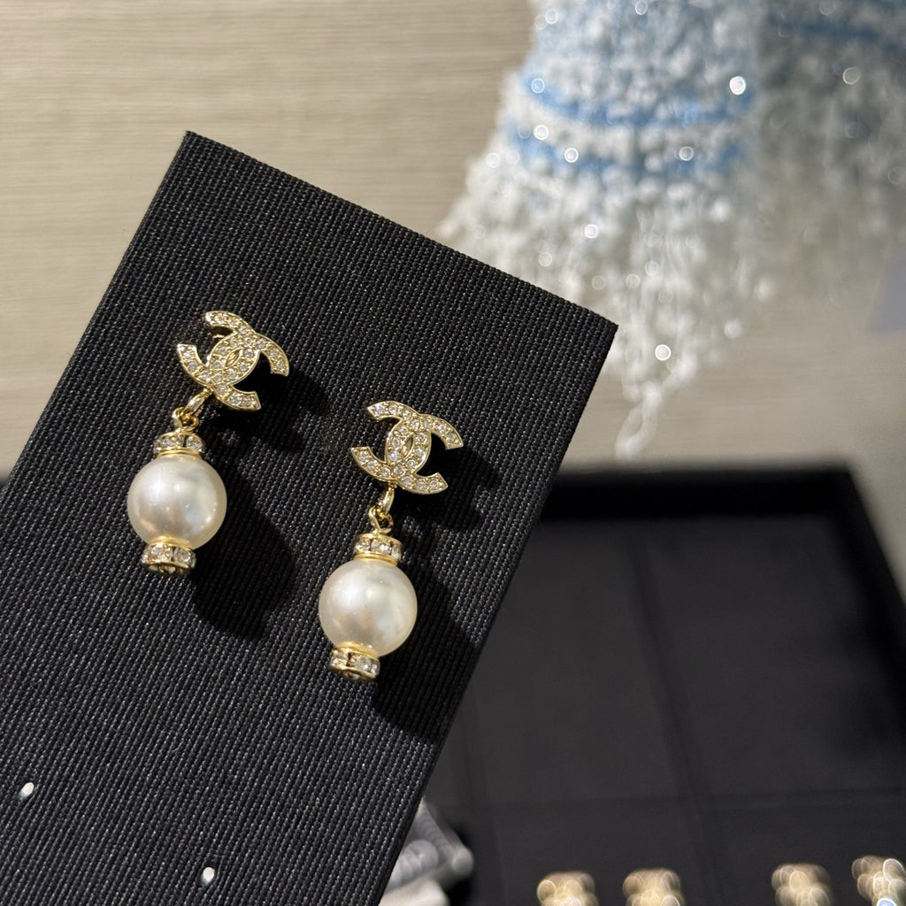 Stylish CC Pendant Pearl Earrings